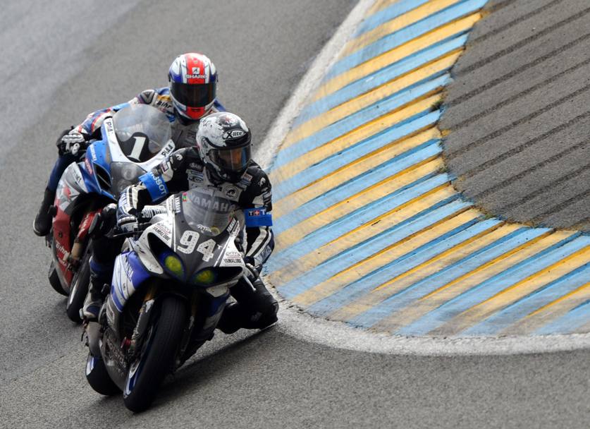 Il francese Vincent Philipp Suzuki n1 e lo spagnolo David Checa Yamaha n94, in lotta per la testa della corsa durante la 37a edizione della 24 ore di Le Mans (Afp)